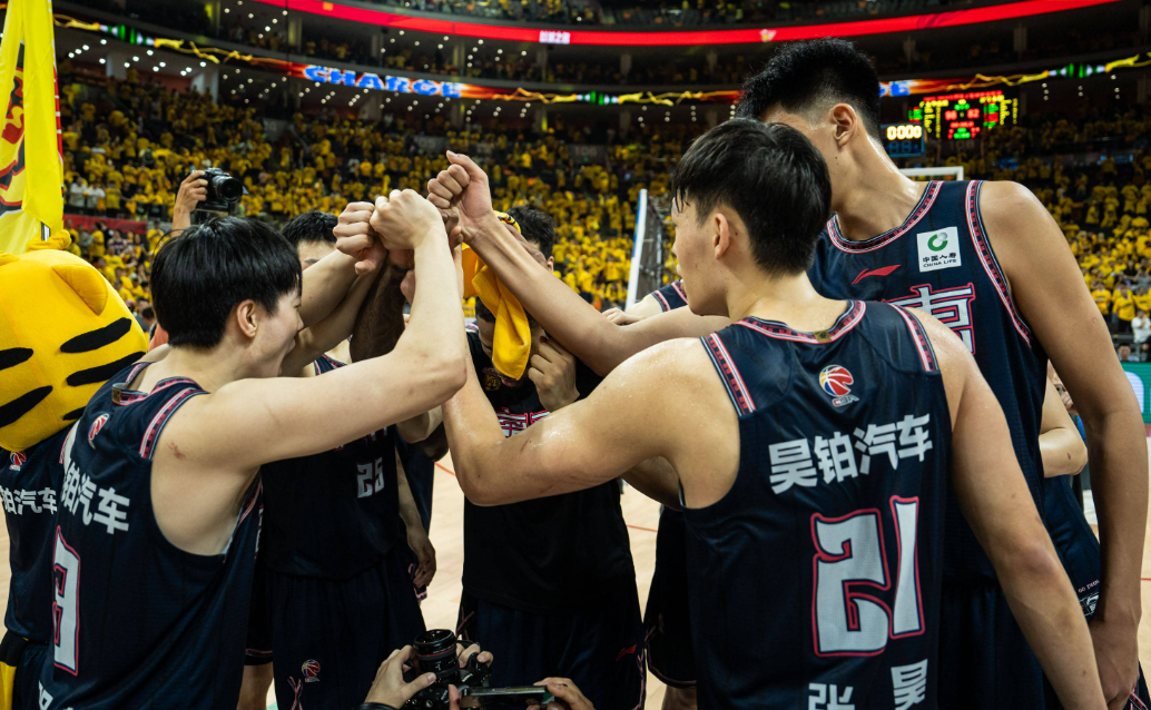 里程碑夜!斯图加特绝杀压哨,CBA季后赛集结日刷纪录,管理层满意,资深球员宣示担当(再次向全党宣示作风建设永远在路上)-开云娱乐