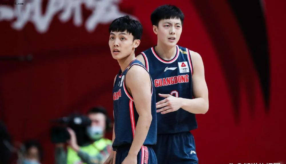 赛地聚焦——德甲窗口期热度飙升;深圳男篮门线救险;更衣室稳定;轮换策略成焦点的简单介绍-开云电竞